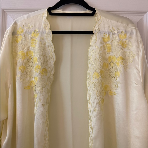 Elegant Yellow Lace Trim Nightgown Set - Picture 7 of 13